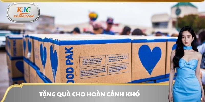 Tặng quà cho hoàn cảnh khó